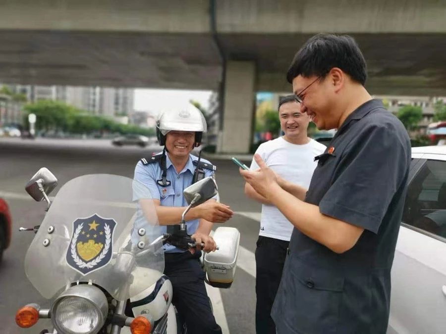 交警协助扣车.jpg